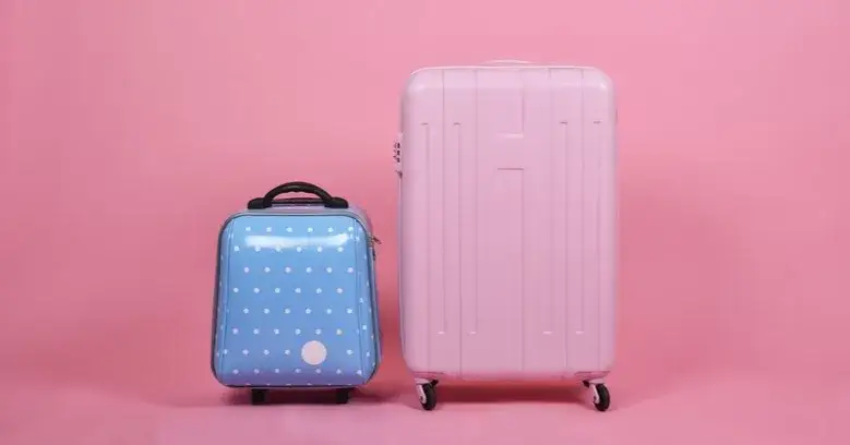 Jaką walizkę można zabrać do samolotu? Oto ważne limity bagażu