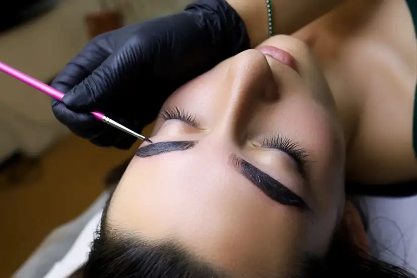 Dlaczego stylistki wybierają hennę w proszku? Kiedy sprawdza się najlepiej?