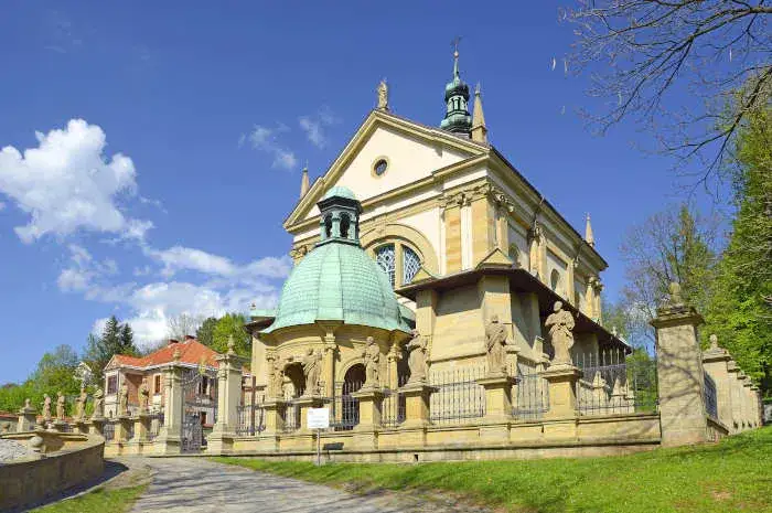 Kalwaria Zebrzydowska: Co zwiedzić? Odkryj UNESCO i Dróżki