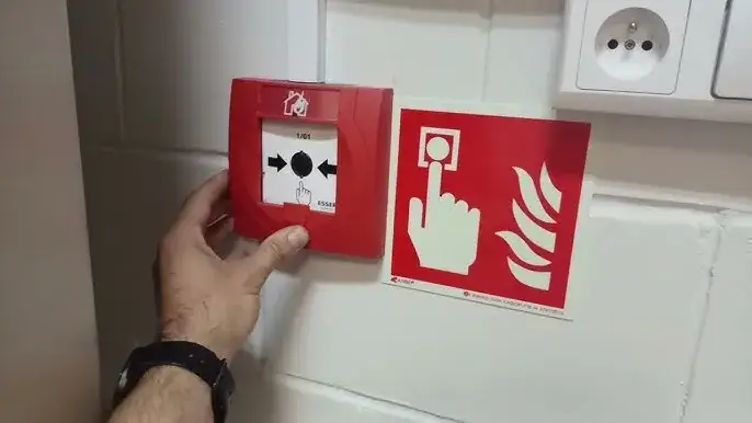 Alarm pożarowy w domu? Jak wyłączyć i zapobiec fałszywym alarmom