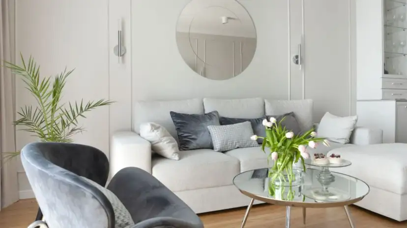 Białe ściany w salonie: Jakie dodatki ocieplą i ożywią wnętrze?