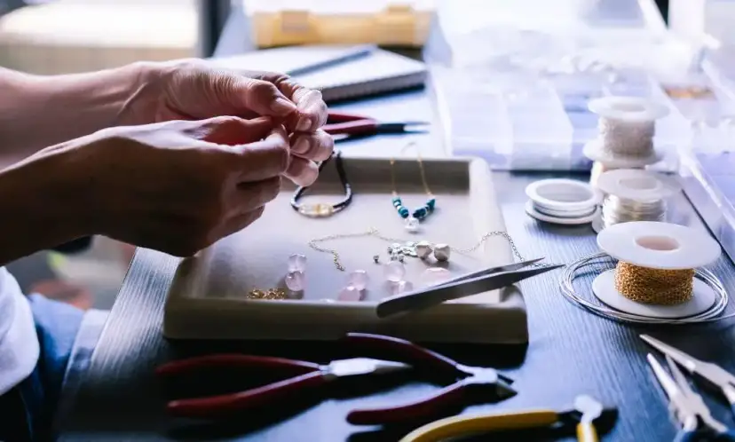 Jak zakończyć naszyjnik na żyłce, aby uniknąć uszkodzeń i wpadek