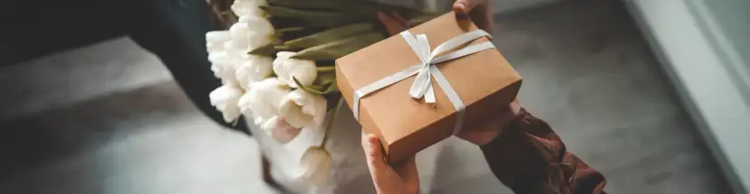 Idealny prezent imieninowy dla kobiety: Pomysły na każdą relację