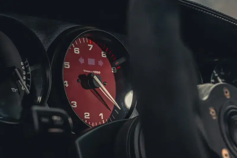 Kiedy silnik uzyskuje maksymalną moc? Odkryj kluczowe obroty