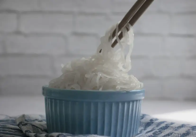 Makaron konjac na keto: czy warto? Zalety, wady, przepisy