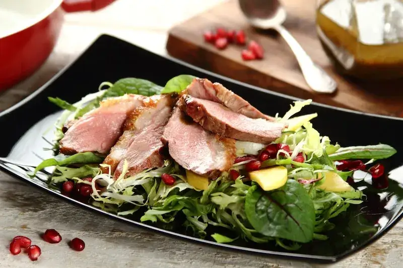 Jaką sałatkę do kaczki wybrać, aby zachwycić smakiem?