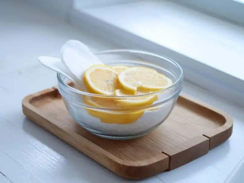 Domowe zamienniki cleanera do hybryd: Co działa, a czego unikać?