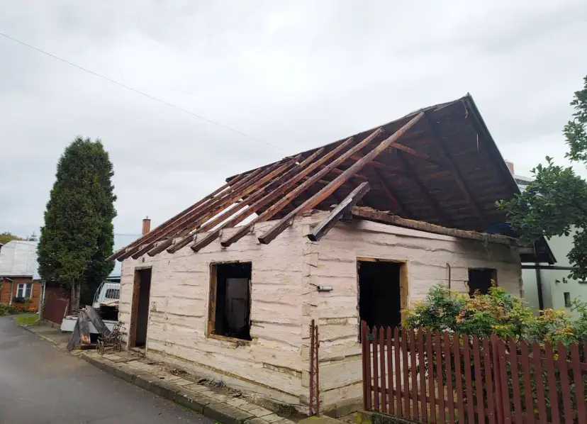 Ile kosztuje rozbiórka i przeniesienie domu drewnianego? Sprawdź ceny!