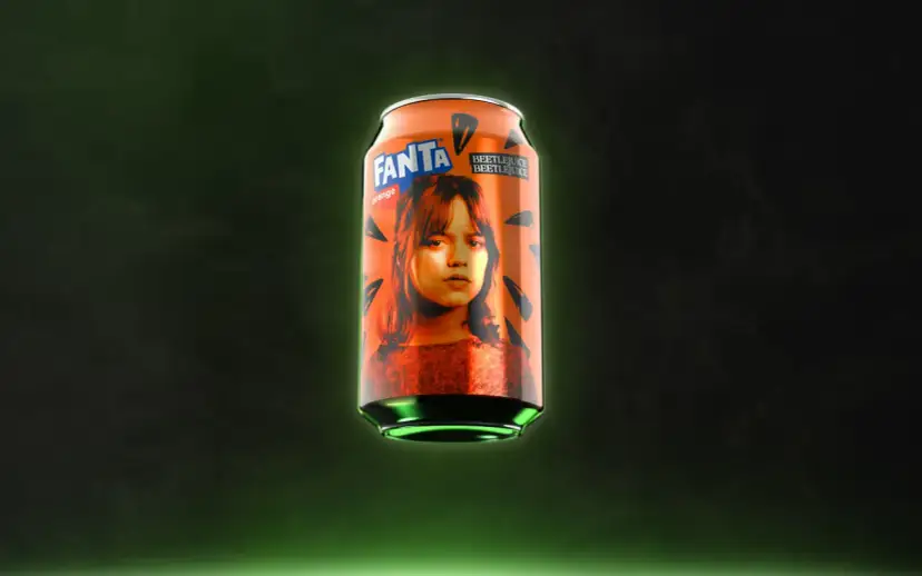 Pomarańczowa puszka Fanta z wizerunkiem dziewczyny i napisem Beetlejuice na ciemnym tle.