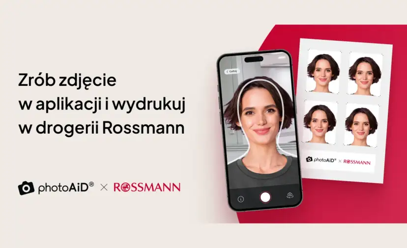Kobieta robi sobie zdjęcie w aplikacji na telefonie, obok wydrukowane zdjęcia w Rossmannie.