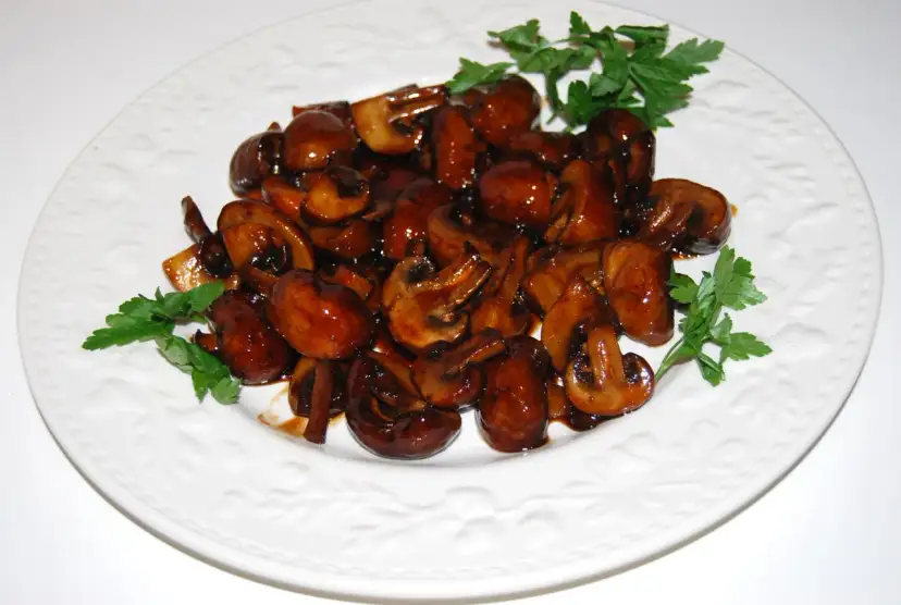 Pieczarki na obiad: Szybkie pomysły, wege i mięsne. Odkryj triki!