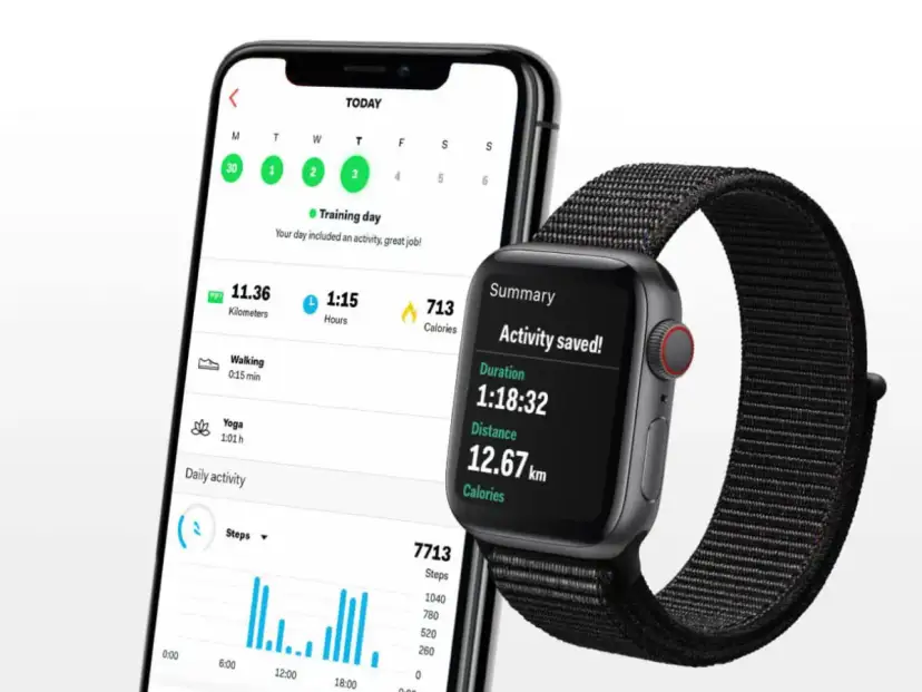Telefon z aplikacją śledzącą aktywność i smartwatch. Krokomierz w telefonie pokazuje 7713 kroków, a zegarek podsumowuje trening: 12,67 km.