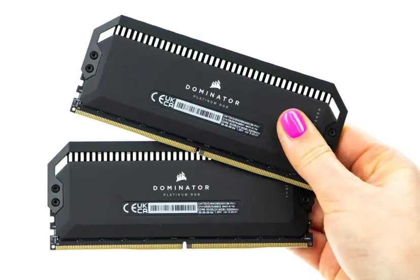 Dwie kości pamięci RAM DDR5 64GB (2x32GB) Corsair Dominator Platinum RGB.