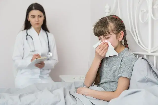 Czy puszczać dziecko z katarem do przedszkola? Ważne informacje dla rodziców