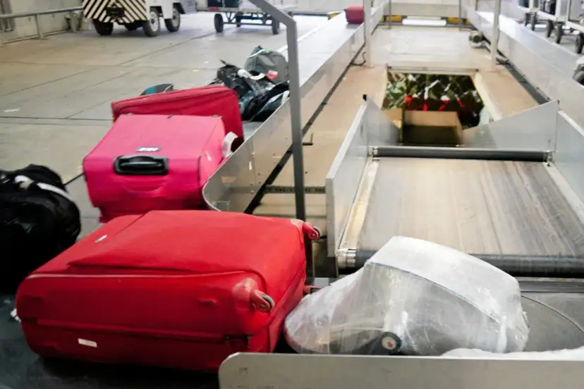 Jaki kolor walizki wybrać, aby uniknąć zgubienia bagażu?