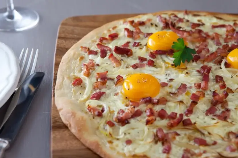 Pizza lardons crème fraîche : la recette croustillante du chef !