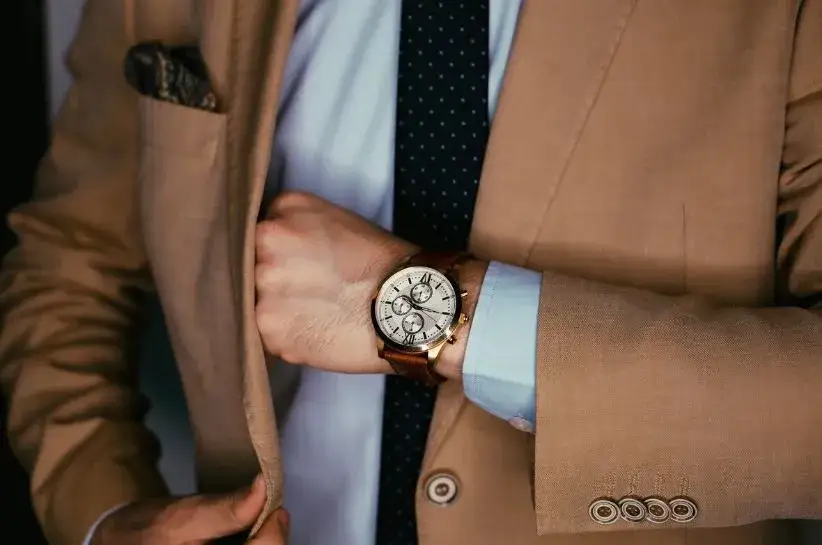 Jaką koszulę do beżowej marynarki wybrać, by wyglądać stylowo?