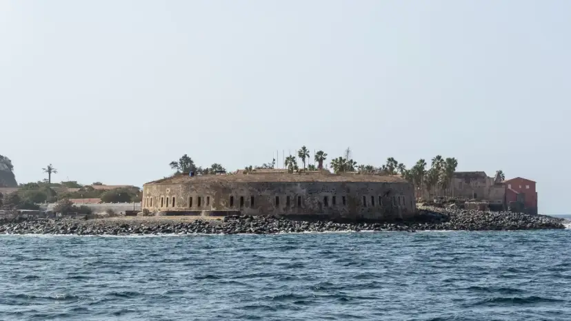 Fort d'Estrées, historyczna atrakcja Senegalu, z widokiem na ocean.