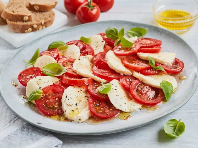 Tomate Mozzarella Salat: Einfaches Rezept & leckere Variationen