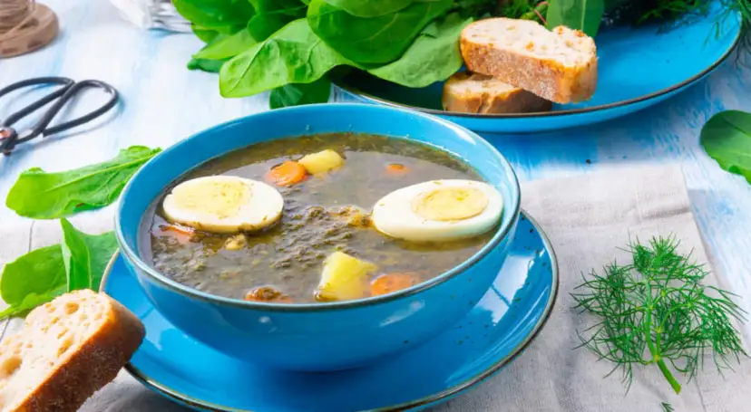 Zupa szczawiowa ze słoika przepis: aromatyczna, zielona zupa z jajkiem i ziemniakami, podana z chlebem.