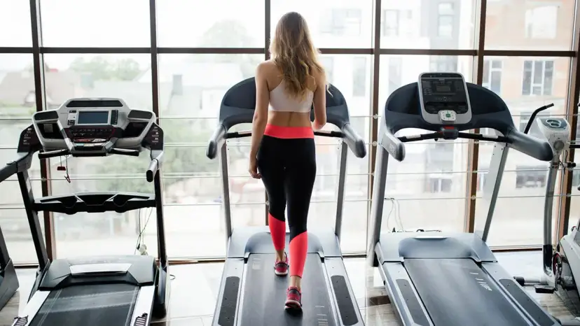 Bieganie vs Chodzenie pod Górkę: Co Wybrać na Bieżni?