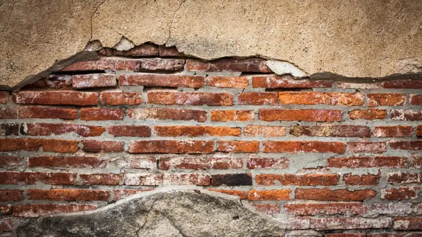 Pękające ściany? Jak skutecznie wzmocnić fundamenty starego domu