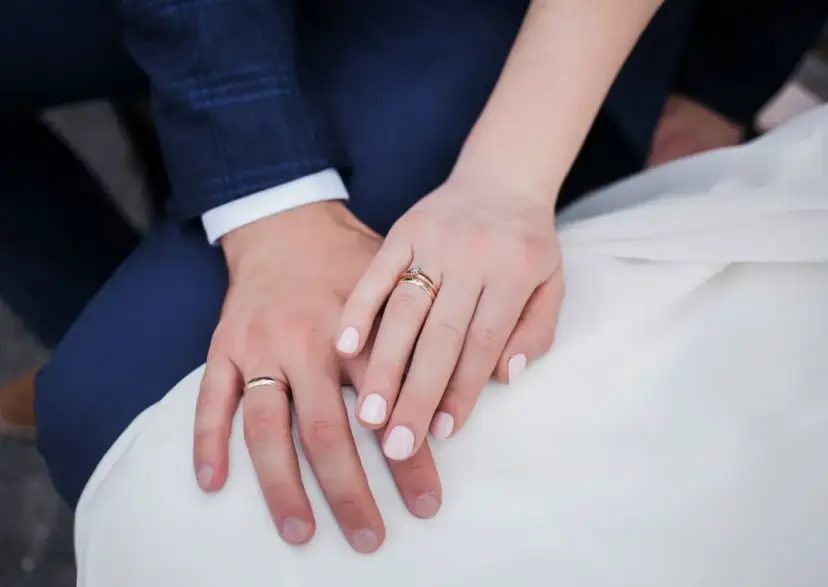 Na którym palcu rozwódka nosi obrączkę? Odkryj osobiste wybory