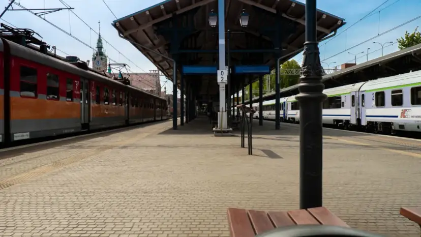Jak sprawdzić peron pociągu? Szybkie metody online i na dworcu