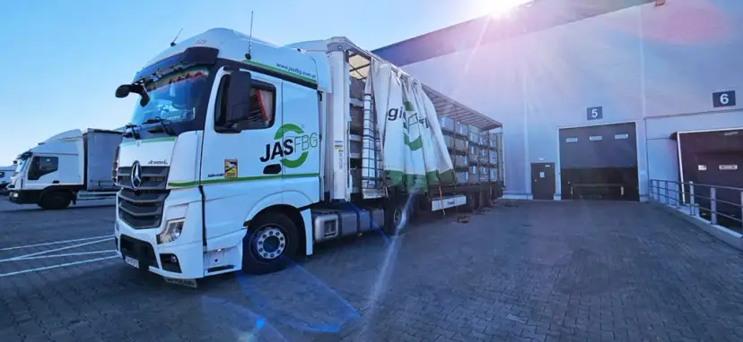 Ile długości ma naczepa tira? Poznaj przepisy i praktyki transportowe