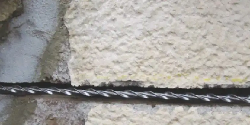 Kotwy spiralne do spinania muru – skuteczne wzmocnienie ścian ceglanych