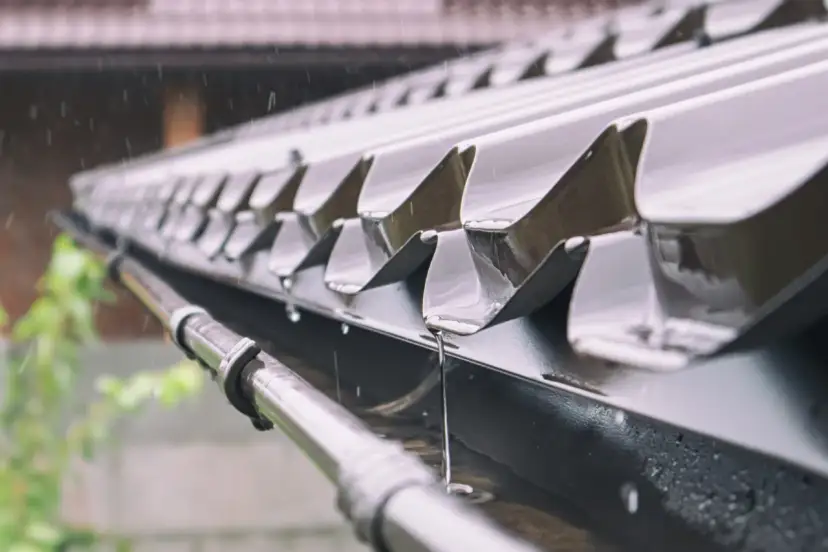 Jaką rynnę do dachu wybrać, aby uniknąć problemów z wodą?