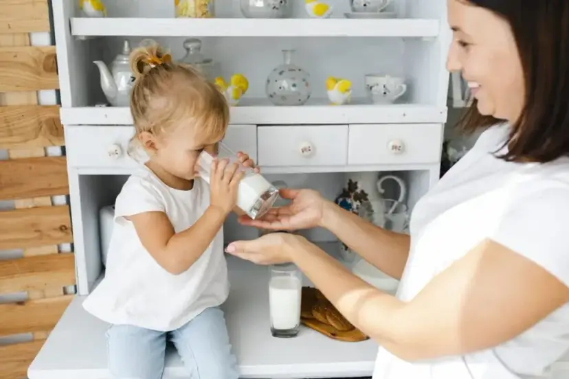 Mleko krowie dla dziecka: Czy już czas? Bezpieczny poradnik
