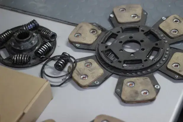 Ile kosztuje wymiana sprzęgła w ciągniku rolniczym? Zaskakujące ceny!