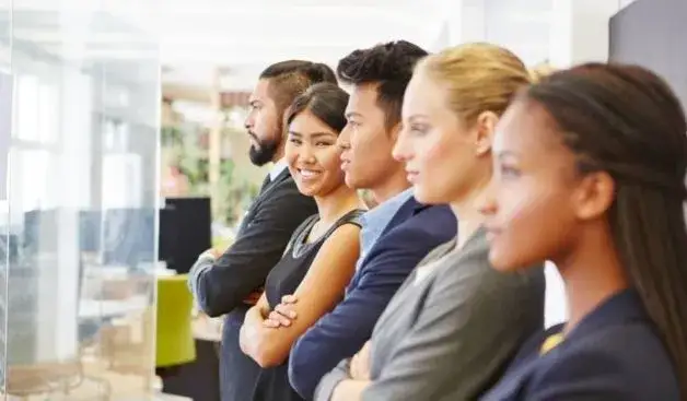 Na czym polega zatrudnienie przez agencję pracy i jakie ma korzyści?