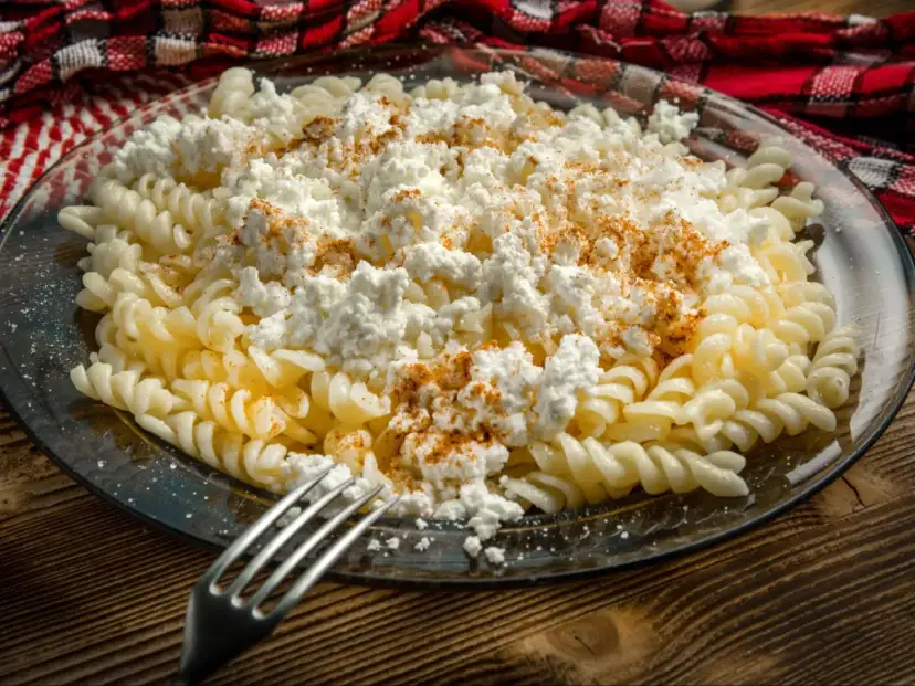 Fusilli z twarogiem i cynamonem, pyszny makaron na słodko, gotowy do jedzenia.