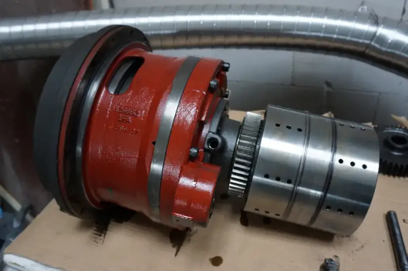 Rewers w ciągniku: mechaniczny czy elektrohydrauliczny? Wybierz mądrze!