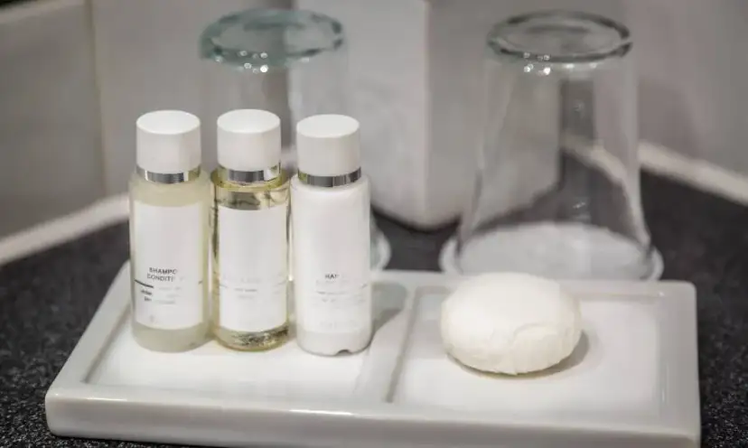 Co zabrać z hotelu? Przewodnik po gratisach i zakazach