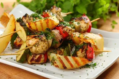 Z czym podawać szaszłyki? Odkryj najlepsze dodatki i sosy