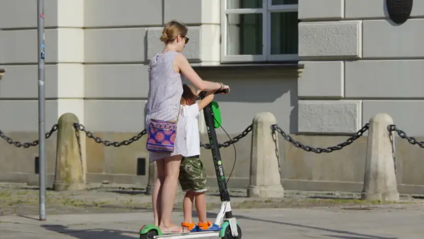 Czy hulajnogą można jeździć po chodniku? Przepisy, które musisz znać