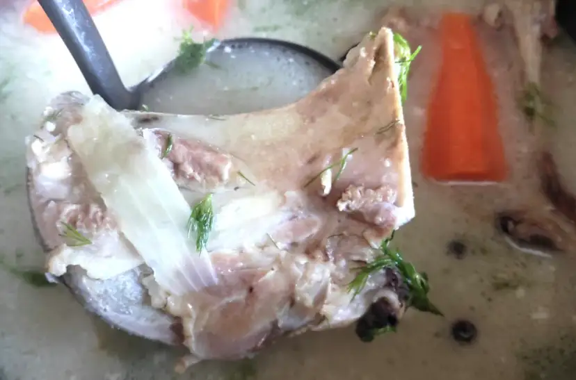 Co ugotować na kościach ze schabu? Pyszne zupy, które zachwycą