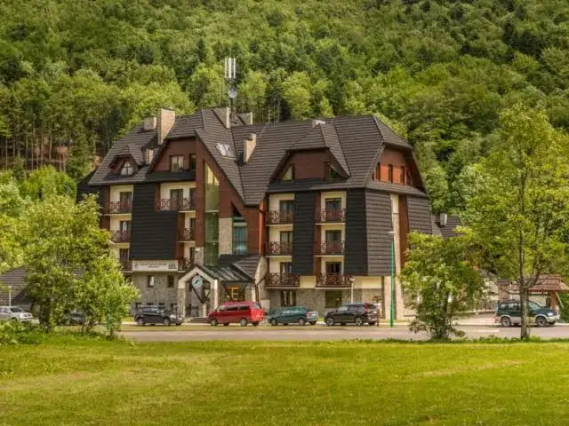 Noclegi pod Tarnicą: Wołosate czy Ustrzyki Górne? Wybierz idealny!