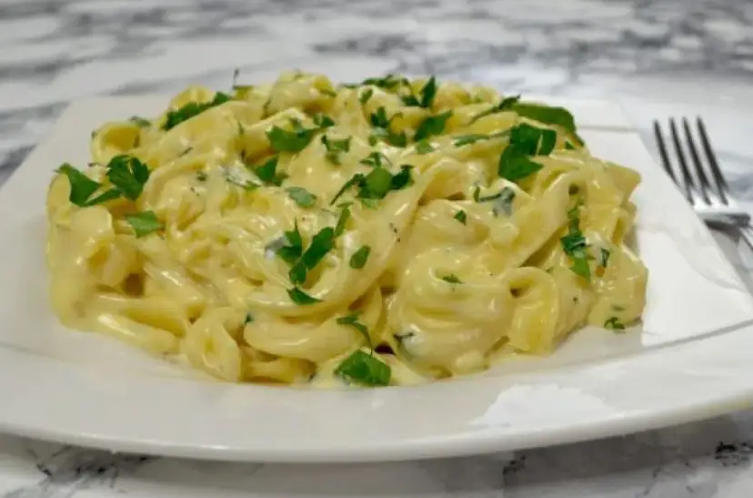 Jak zrobić makaron z serem? 2 przepisy i triki na idealny sos