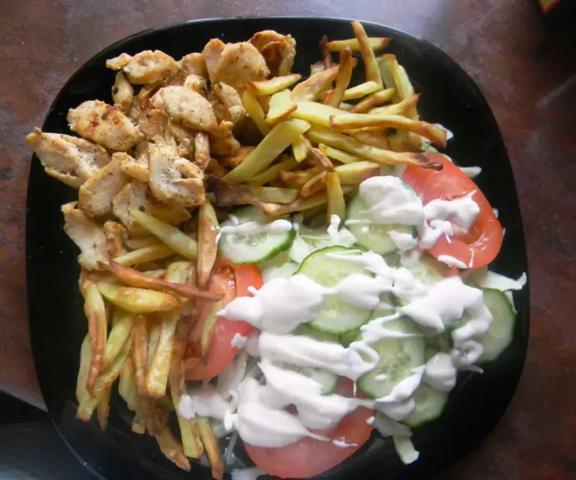 Ile kcal ma kebab box z frytkami? Sprawdź, ile naprawdę zjesz