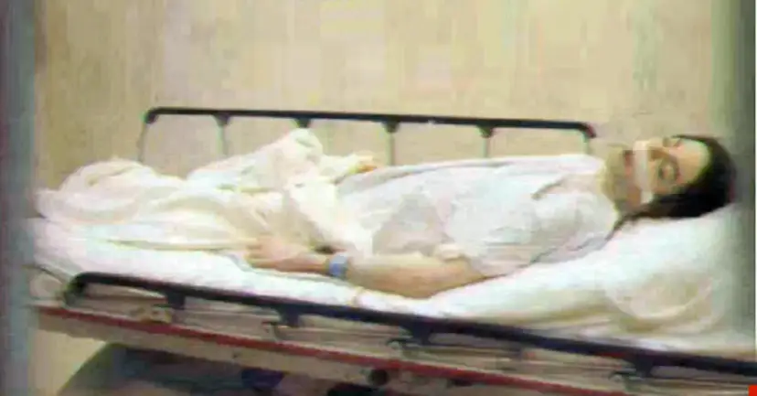 Ostatnie chwile Michaela Jacksona, kiedy zmarł. Król Popu leży na noszach szpitalnych, przykryty białym kocem.