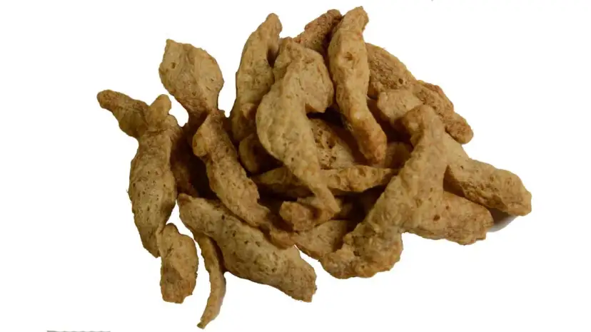 Kupa suszonego makaronu sojowego na białym tle.