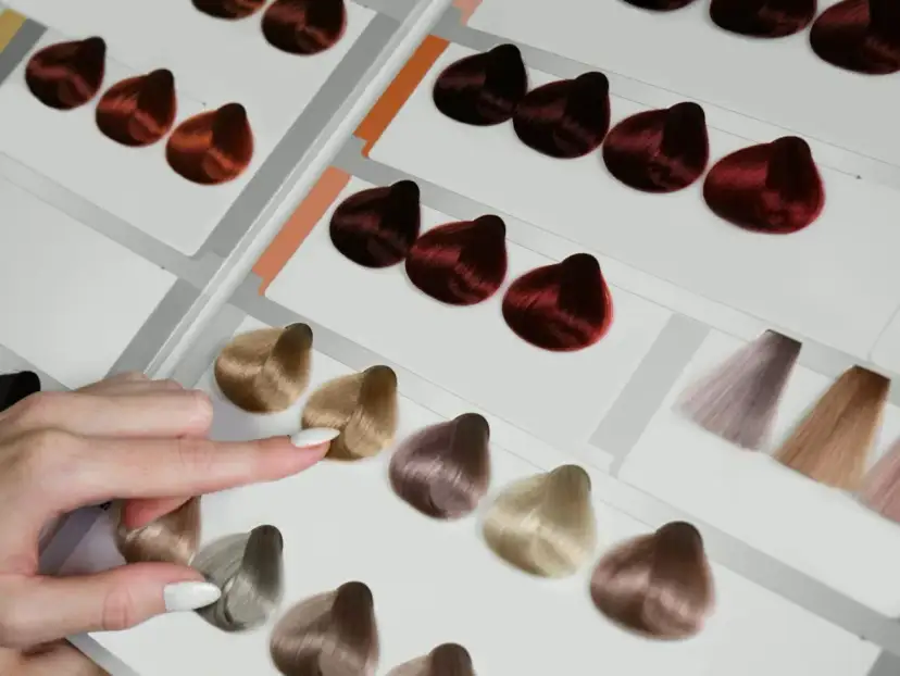 Jaki kolor włosów pasuje do jasnej cery? Odkryj idealne odcienie