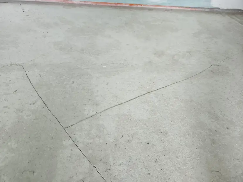 Ile schnie posadzka betonowa? Odkryj czas schnięcia i błędy do uniknięcia