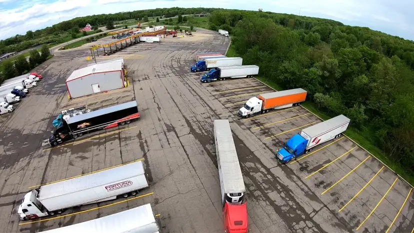 Cofanie z naczepą: Praktyczny przewodnik i triki dla kierowców