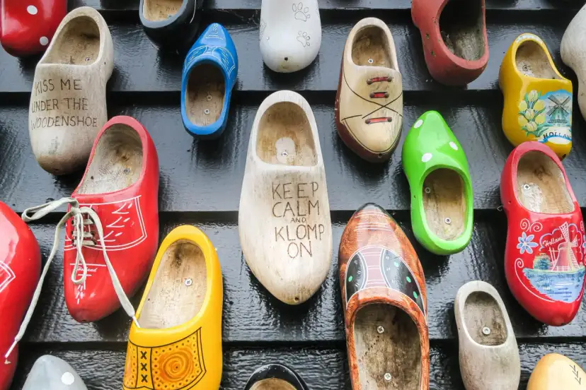 Kolorowe chodaki, idealne pamiątki z Holandii. Znajdziesz tu modele z napisami "Kiss me under the woodenshoe" i "Keep calm and klomp on".