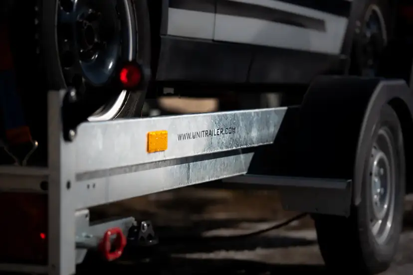 Opony do przyczepki lekkiej: Jak wybrać i dbać o bezpieczeństwo?